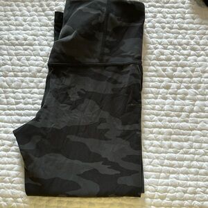 Athleta Elation Capri Black & Gray Camo size small